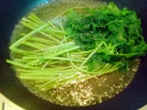 将香芹焯水，锅中加入清水，大火烧开，把香芹加入，大火1分钟捞出，即可过冷水。淋干水份