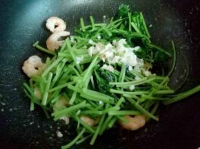 加入切好的香芹，切碎的蒜末。