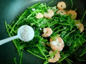 加入盐(有人问适量或者少许是多少，在这里和大家说一下，适量也就是按自己的口味调味，比如: 我口味偏重，这道菜我加了2g盐，如果你们的口味清淡，按我的量放，那是不是会咸呐？所以调味这步骤，完全可以根据个人口味来)