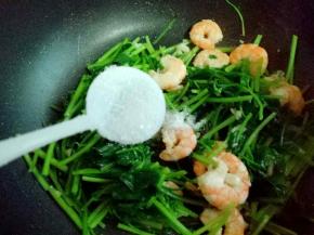 加入糖，大火迅速翻炒。