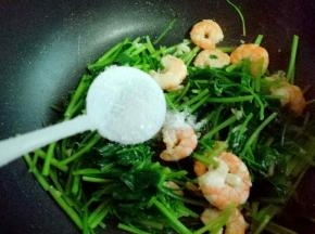 加入糖，大火迅速翻炒。