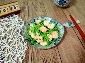 芹菜翠绿，虾味鲜美。