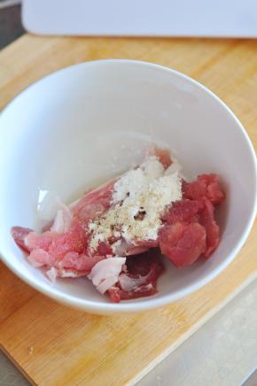 肉里加入淀粉、胡椒粉、料酒腌制片刻。