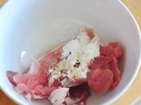 肉里加入淀粉、胡椒粉、料酒腌制片刻。