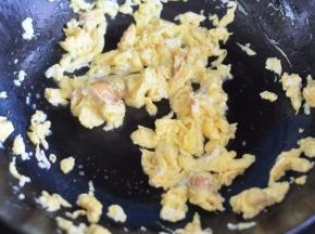 鸡蛋打散，加入少许盐，下油锅炒熟。