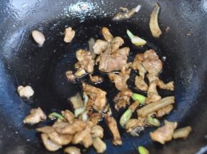 加入老抽、料酒，少许盐，盛出备用。