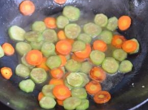 加入适量水，炖煮胡萝卜变软，放少许盐，让蔬菜有味道。