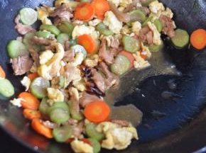 最后放入刚才炒好的鸡蛋，淋少许蚝油搅匀。