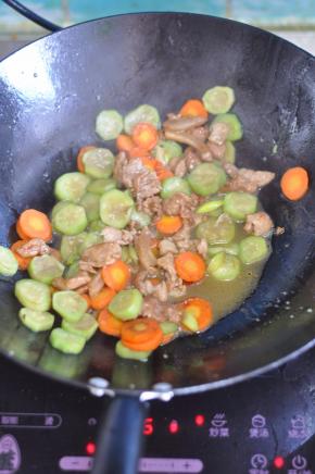 将先前炒好的肉放入。