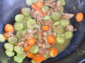 将先前炒好的肉放入。