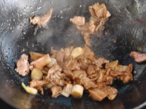 加入料酒、老抽，盛出备用。