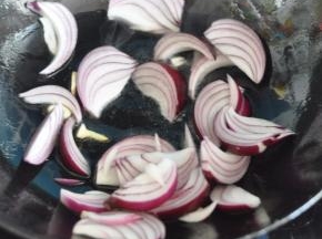 加入料酒、老抽，盛出备用。