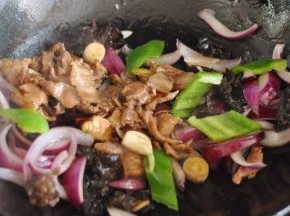 加入青椒，最后把肉倒进去，加入盐，搅匀。