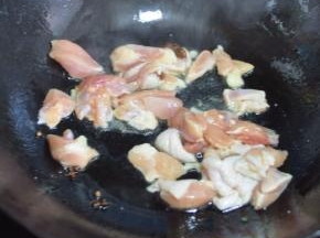 锅里倒入油，放入花椒炸香，放入切块的鸡块翻炒。