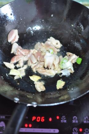 加入葱 、姜、蒜。