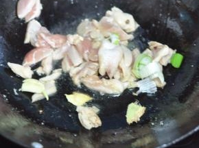加入葱 、姜、蒜。