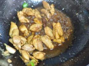 加入老抽、盐、料酒翻炒，盛出备用。