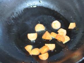 锅里倒入油，放入胡萝卜翻炒。