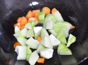 佛手瓜切成滚刀块放入。