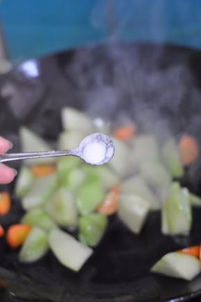 这里加入适量盐，前面炒鸡块已经放过盐了。