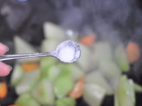 这里加入适量盐，前面炒鸡块已经放过盐了。