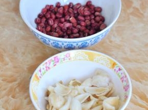 准备好所用原料。红豆洗净，在清水中浸泡6-8小时左右。干百合洗净后略泡变软。