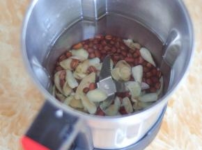 将浸泡好的红豆和百合，一起放入料理杯中，加入1200亳升水。