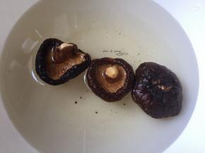 香菇也提前浸泡