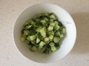 黄瓜洗净切丁