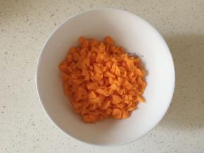 胡萝卜去皮切细碎