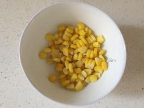 玉米煮熟切出玉米粒