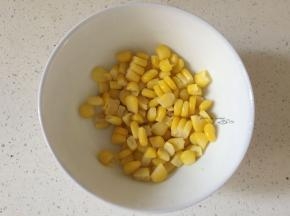 玉米煮熟切出玉米粒