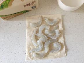 白虾去虾线虾壳，取虾仁，洗净，用纸巾吸取多余的水份