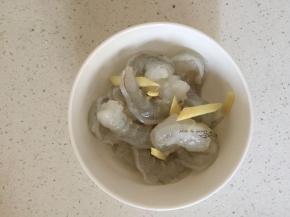 碗中加料酒和姜丝抓匀腌制