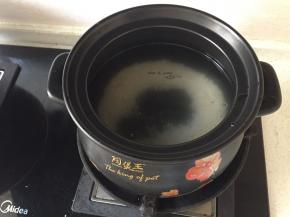 砂锅中加入洗净浸泡好的大米、小米，一次加足水，开大火煮开