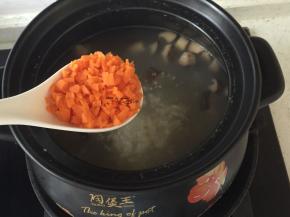 煮25分钟左右加入胡萝卜碎继续煮15分钟左右
