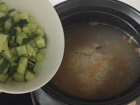 加入黄瓜丁煮十分钟左右
