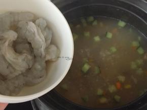 加入虾仁煮分钟左右，加盐调味