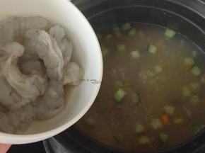 加入虾仁煮分钟左右，加盐调味