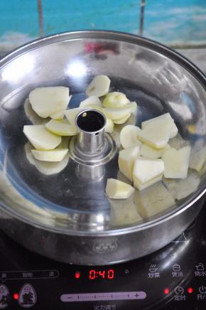 土豆上锅蒸熟。