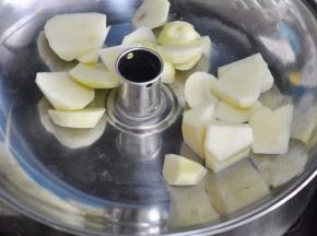 土豆上锅蒸熟。