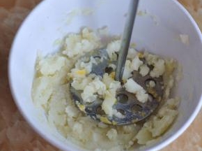 蒸绵软后，用工具压成泥状。