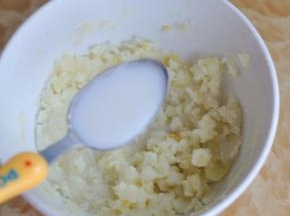 分次加入牛奶，搅拌成细腻的糊状。