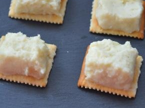 取一块苏打饼干，将土豆泥抹在饼干上，整成方形。