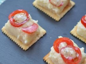 圣女果切片，摆在土豆泥上，淋上沙拉汁。