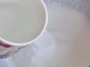 将水磨糯米粉倒入碗中，加入水。