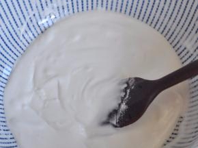 用翻拌的方式，将面糊调匀。