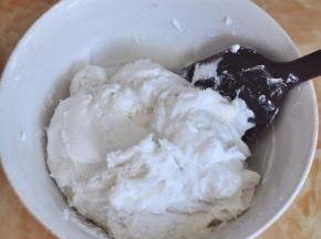 然后放入微波炉中加热1分钟，取出来搅拌一下，继续加热50秒，整体就全部熟了。