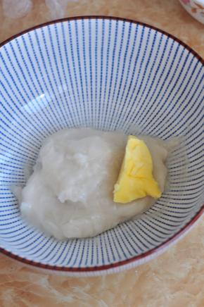 等糯米团不烫手时，放入黄油揉匀。