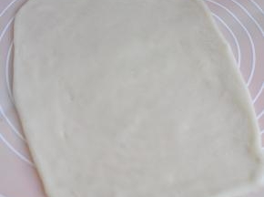 用擀面杖将糯米团擀开，擀成长方形。